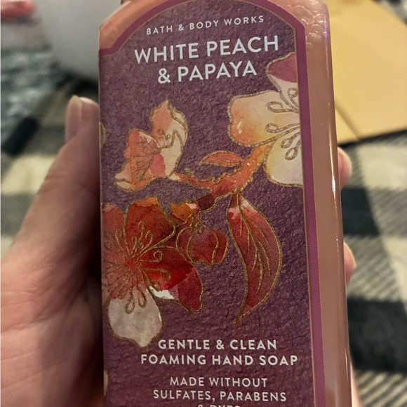 Bath & Body Works White Peach & Papaya Gentle Foaming Hand Soap - Pink (4) - Picture 3 of 5